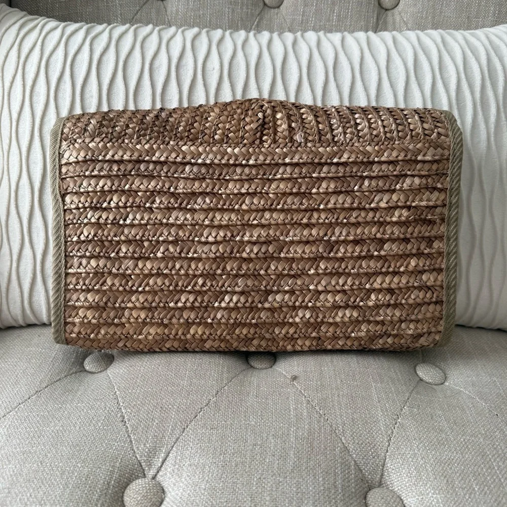 Boho-Chic Woven Straw Clutch with Vibrant Enamel Flower